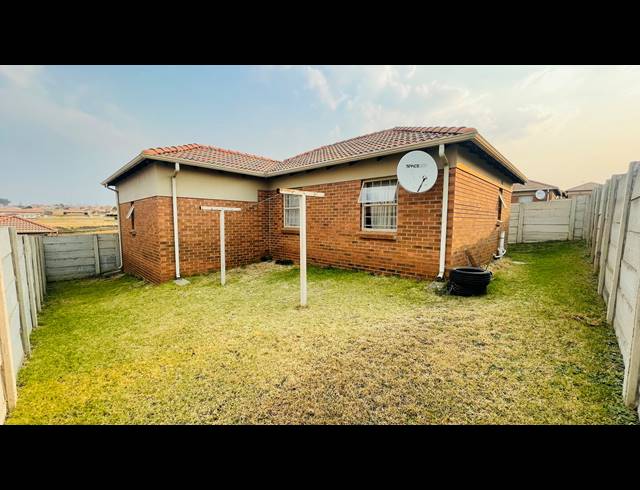 3 BEDROOM FREEHOLD FOR SALE IN THATCH HILL ESTATE